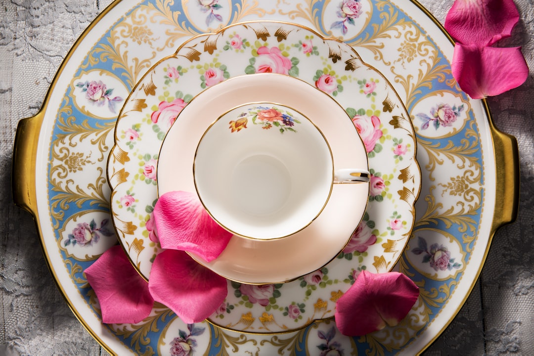 Porcelana y vajilla vintage: claves de estilo en comuniones madrileñas elegantes
