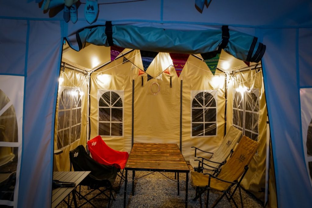 Toldos y carpas: soluciones elegantes para comuniones al aire libre en Madrid