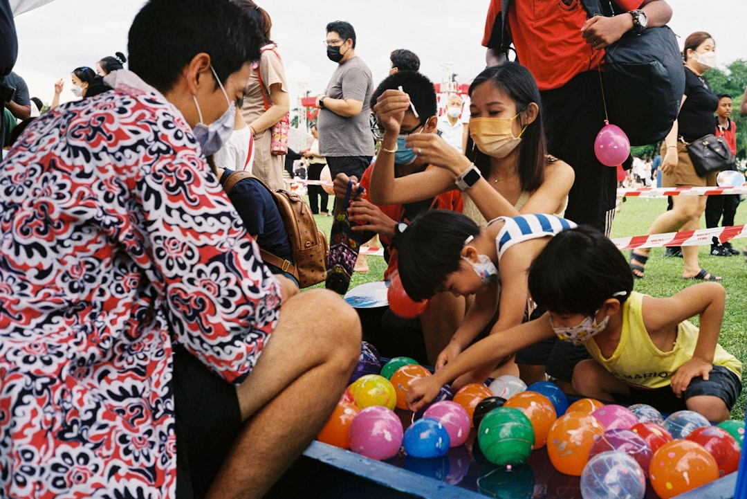 Arcos de globos orgánicos: paletas y formas para bautizos memorables 2026