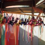 Arcos de globos orgánicos: paletas y formas para bautizos memorables 2026