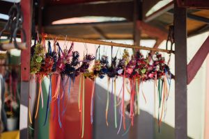 Arcos de globos orgánicos: paletas y formas para bautizos memorables 2026