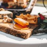 Quesos artesanos españoles: maridajes y selección para bodas en fincas de Madrid