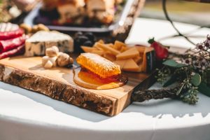 Quesos artesanos españoles: maridajes y selección para bodas en fincas de Madrid