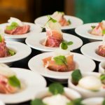 Bocados individuales servidos en pequeños platos para un cóctel