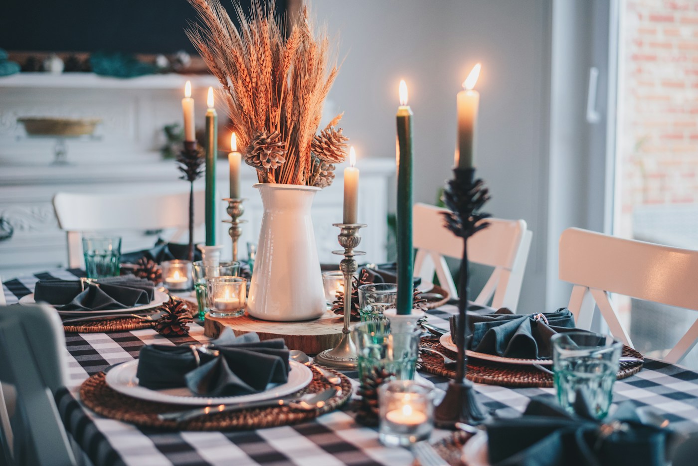 Detalle de una mesa con velas y decoración cálida