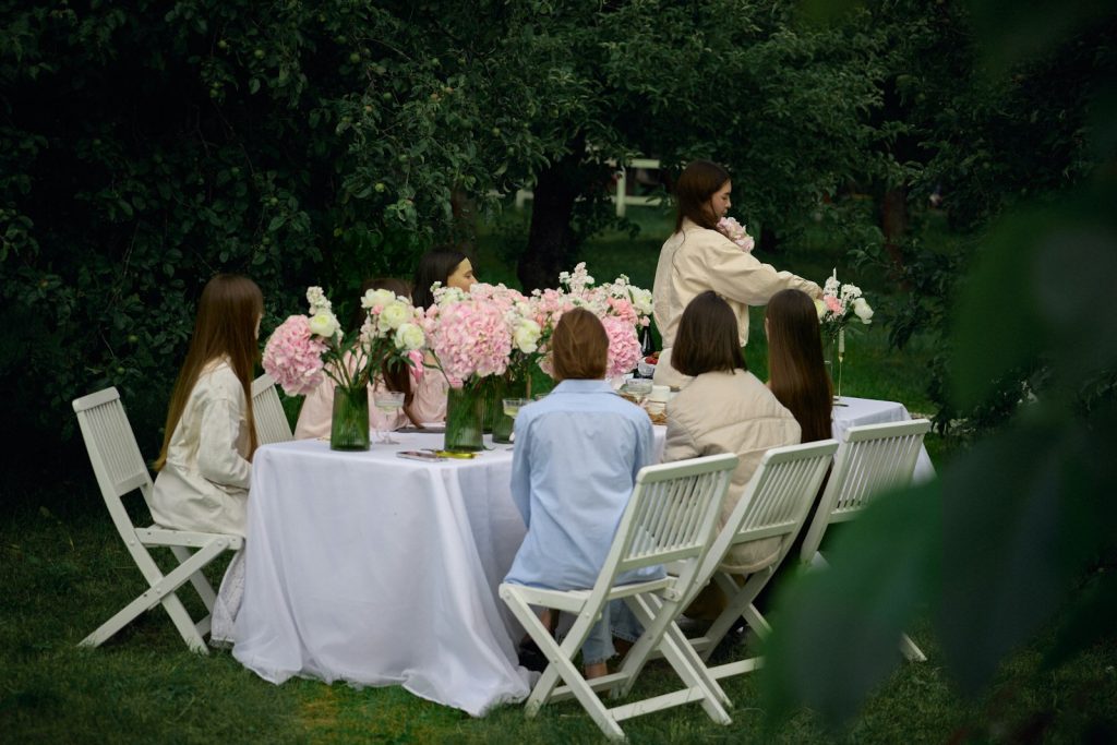 Mesa al aire libre decorada con flores para una celebración familiar