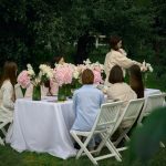 Mesa al aire libre decorada con flores para una celebración familiar