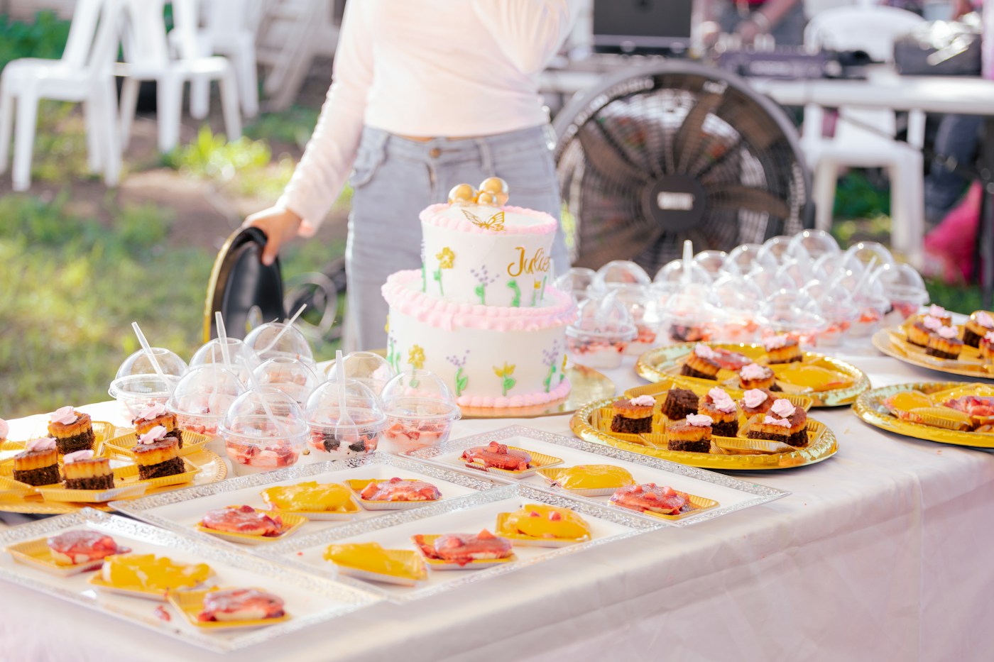 Mesa de postres y tarta preparada para una celebración familiar