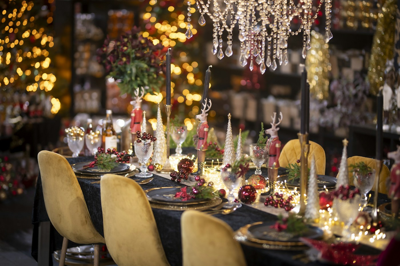 Mesa navideña decorada para una celebración de empresa