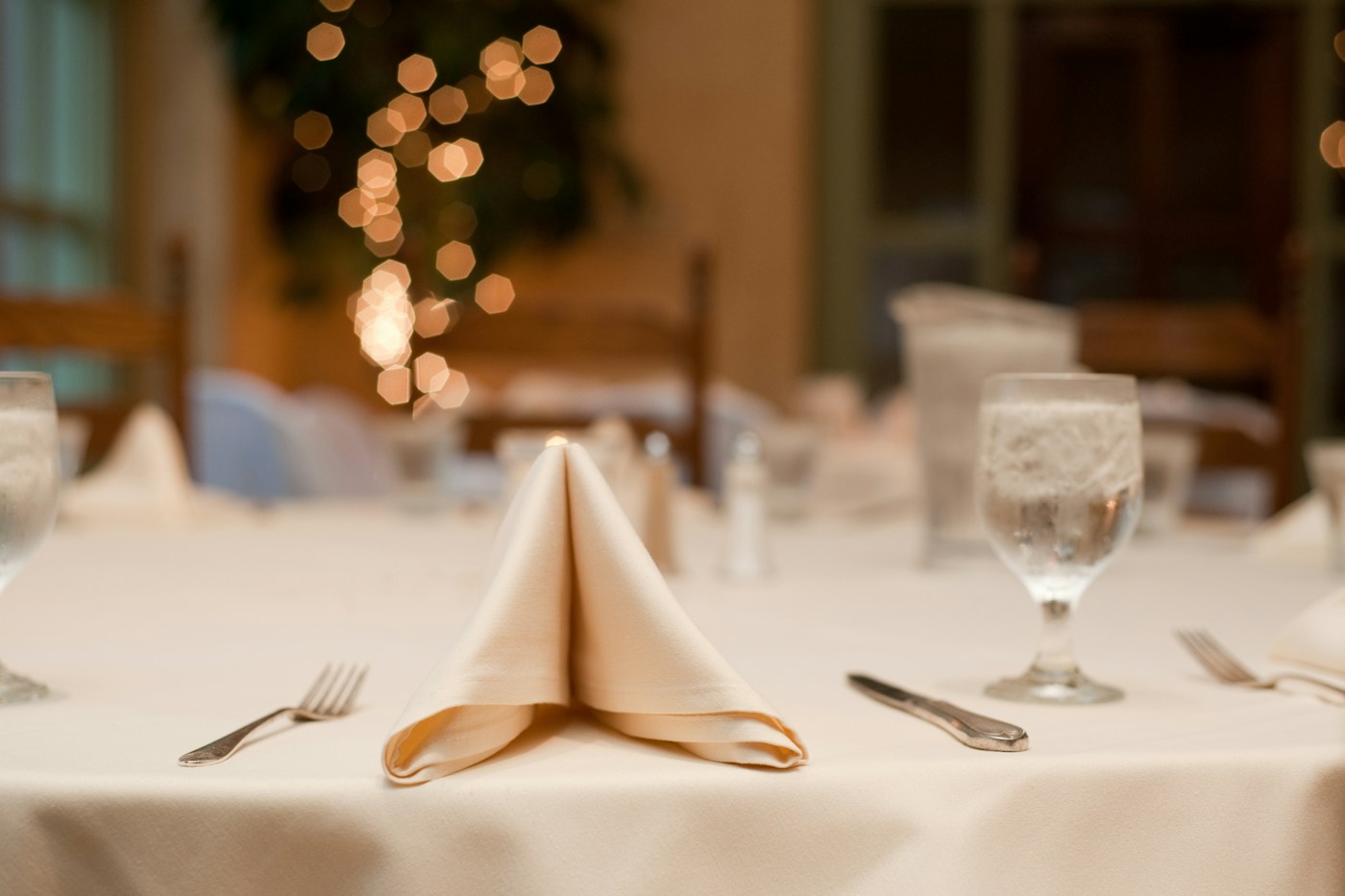 Servicio de mesa con servilleta, cubiertos y copa para una cena sentada