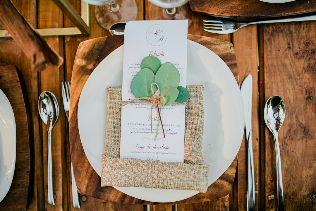 La vajilla artesanal en bodas de otoño: tendencias y combinaciones para mesas únicas