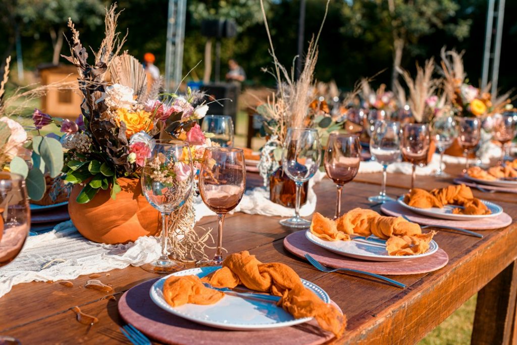 La vajilla artesanal en bodas de otoño: tendencias y combinaciones para mesas únicas